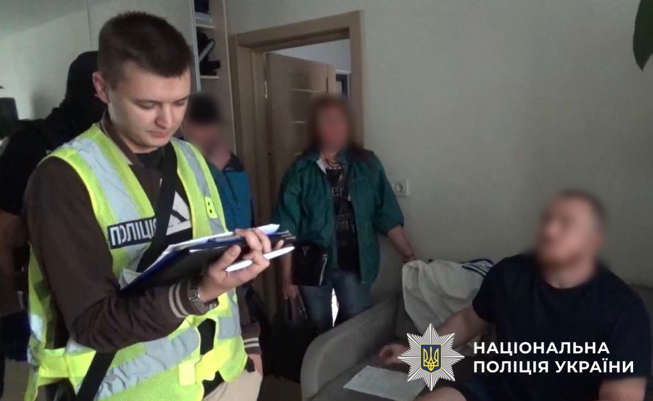 Поліцейські Києва викрили псевдомольфара, який знімав "порчу" через соціальні мережі