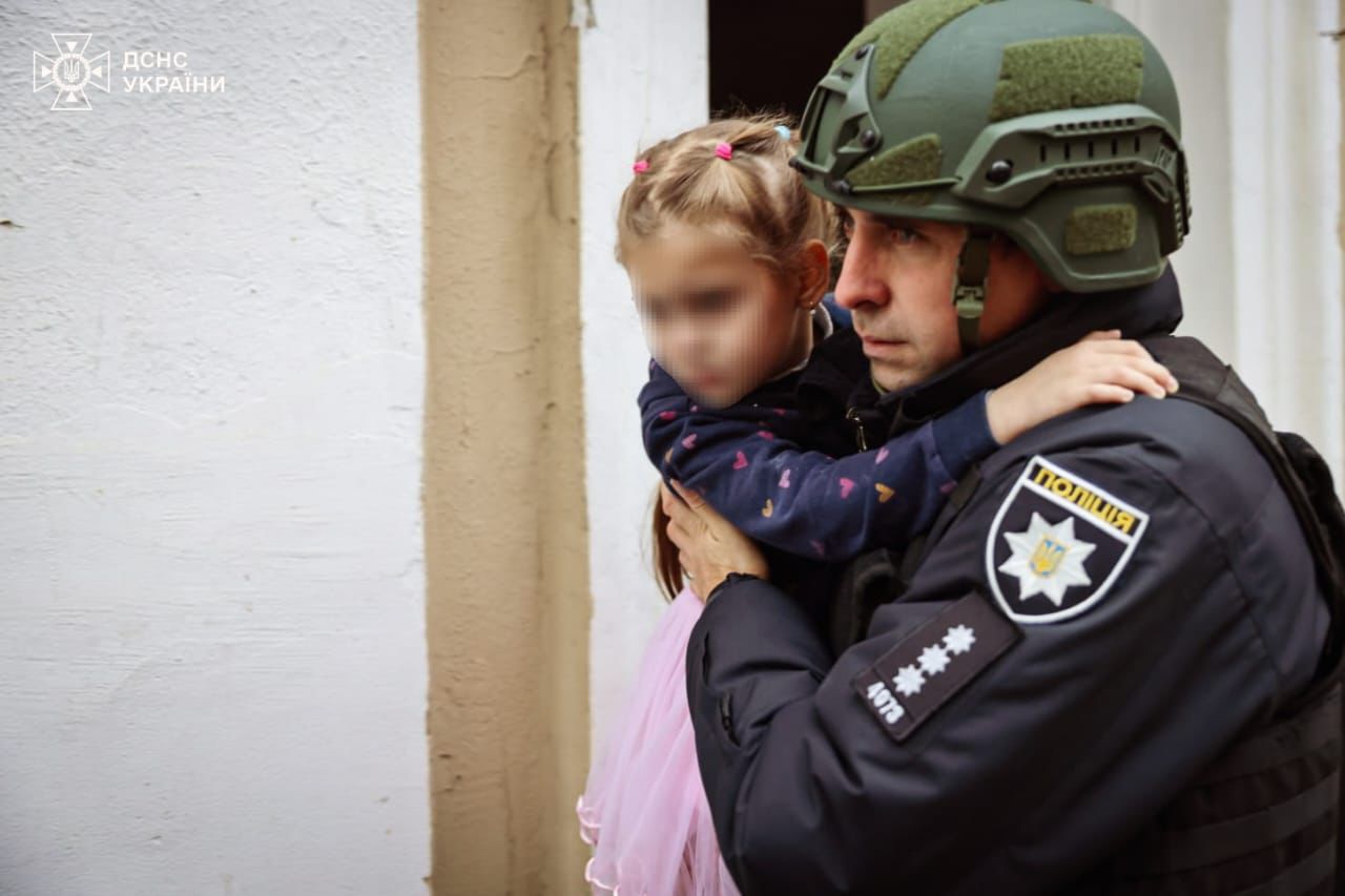 Росіяни вдарили по дитсадку у Харкові, серед поранених – діти