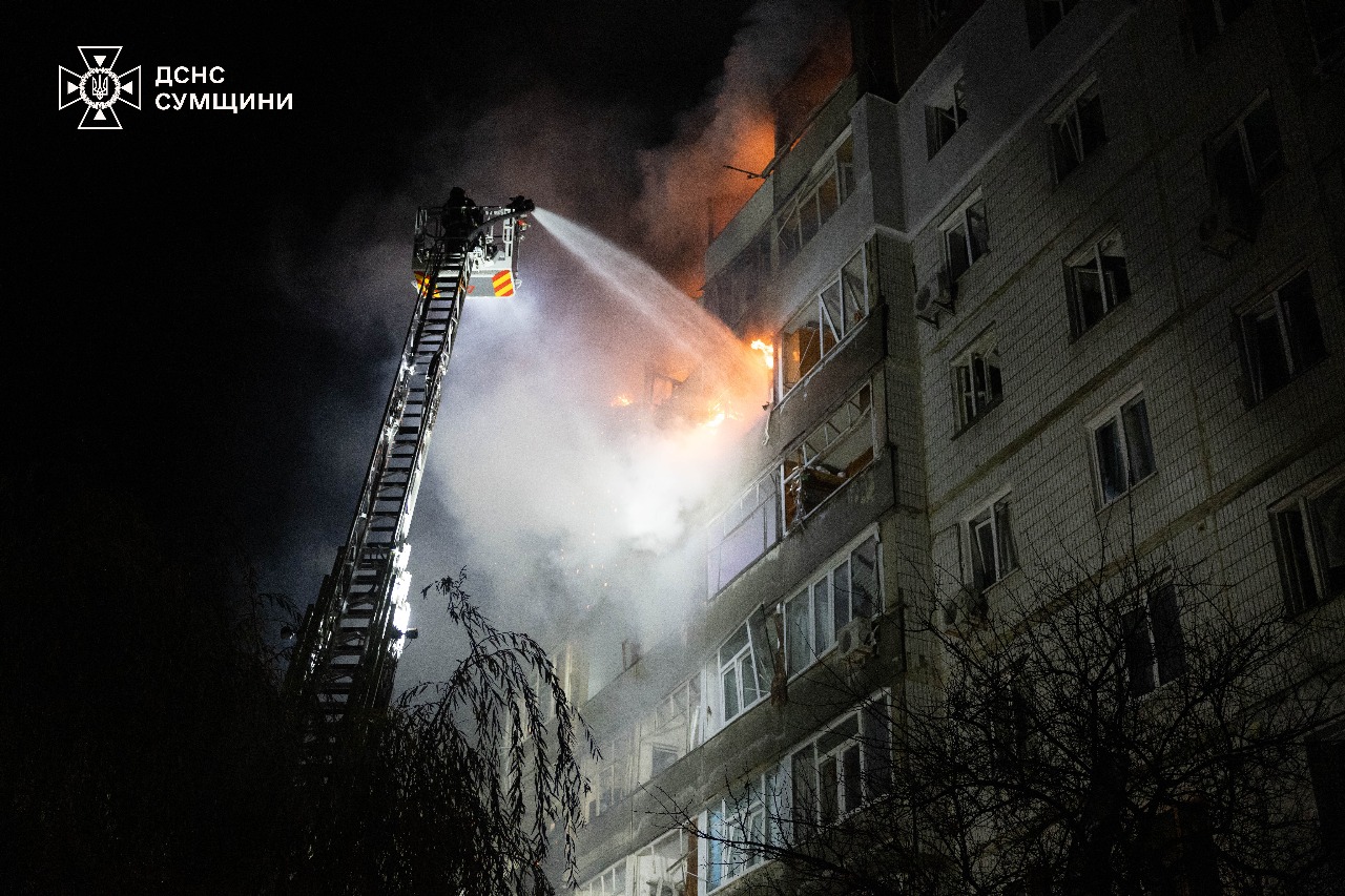 Росіяни вдарили по багатоповерхівці у Сумах Росіяни вдарили по багатоповерхівці у Сумах