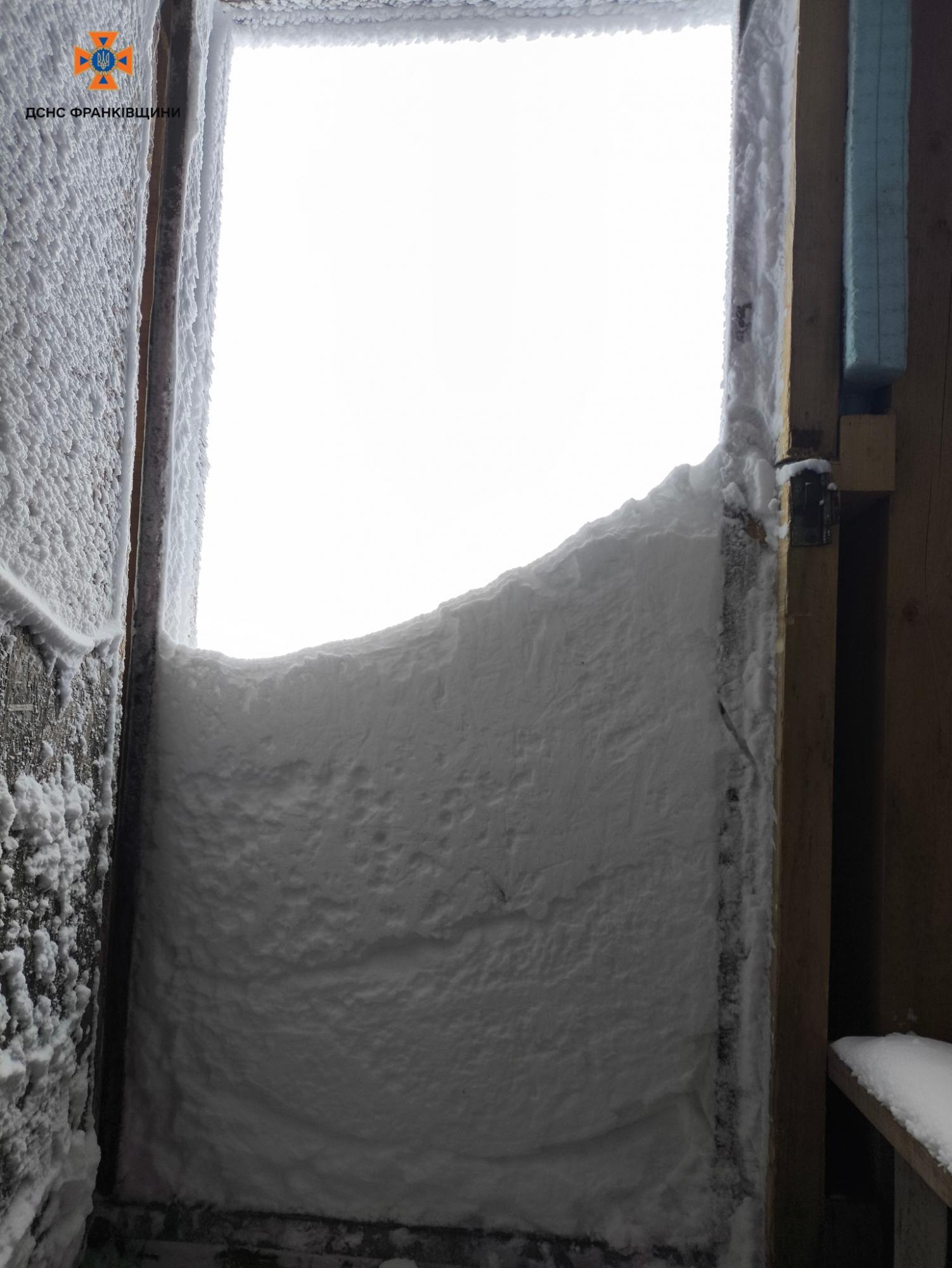 У Карпатах сніжно! Місцями перемети сягають до 80 см, – ДСНС У Карпатах сніжно! Місцями перемети сягають до 80 см, – ДСНС