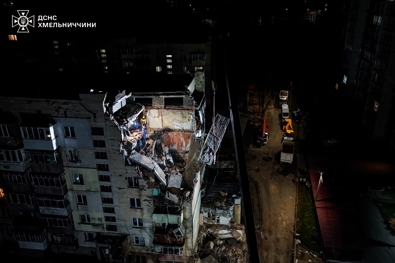 Вибух у Хмельницькому: рятувальники виявили під завалами будинку тіла двох загиблих  Вибух у Хмельницькому: рятувальники виявили під завалами будинку тіла двох загиблих