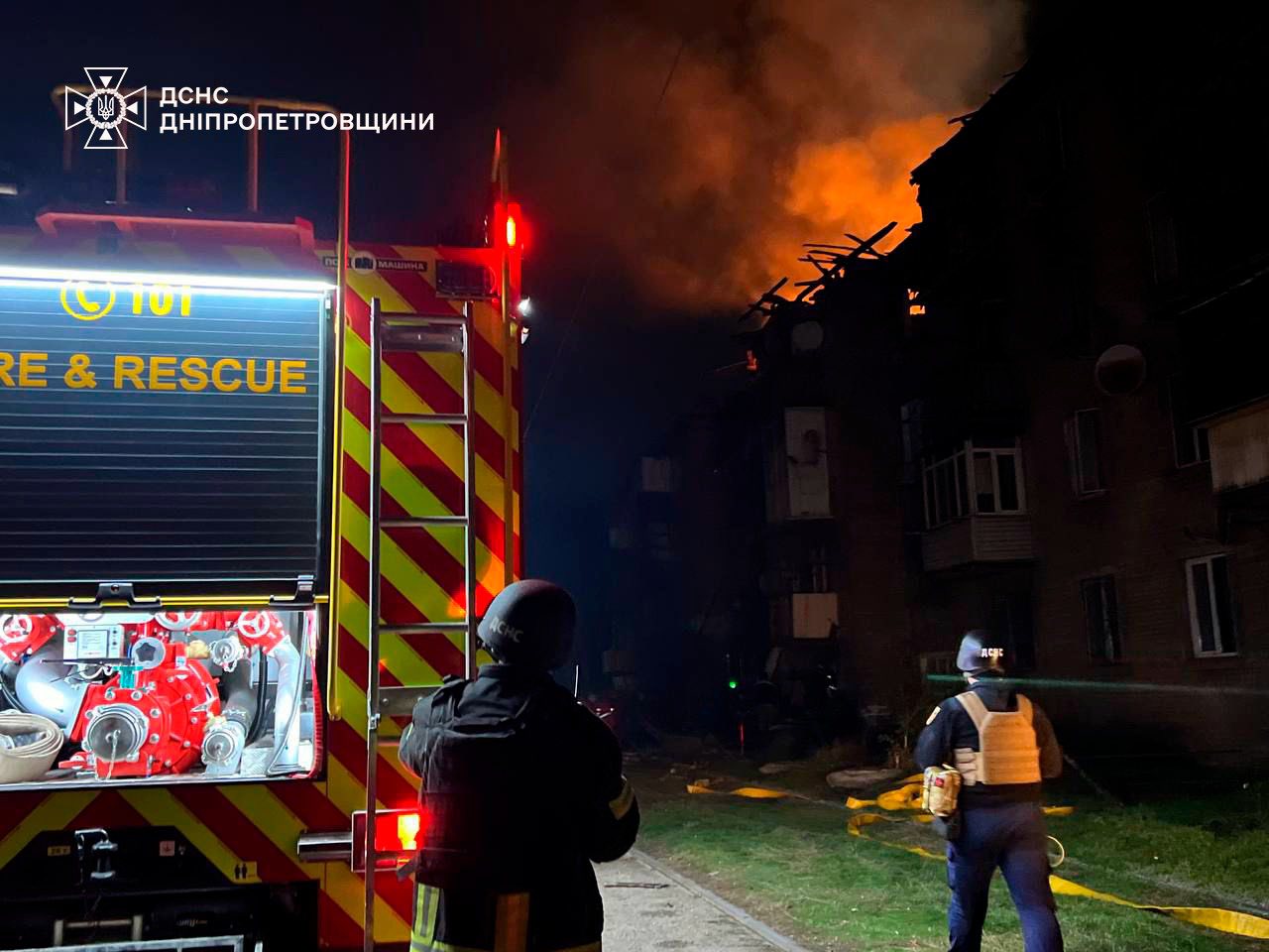 Ворог атакував дронами Кам’янське: людей діставали з-під завалів Ворог атакував дронами Кам’янське: людей діставали з-під завалів