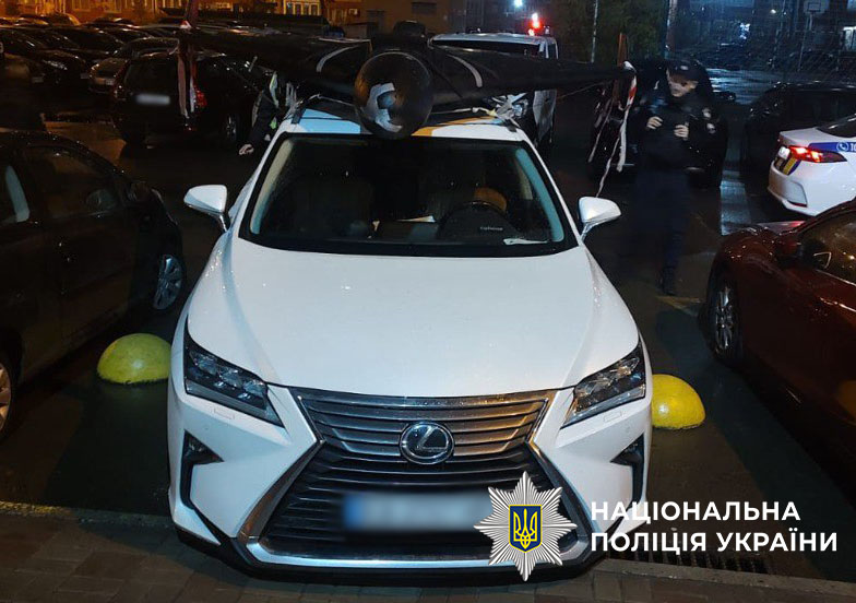 У Києві чоловік возив "Шахед" на даху автомобіля: поліція відреагувала. ФОТО У Києві чоловік возив "Шахед" на даху автомобіля: поліція відреагувала. ФОТО