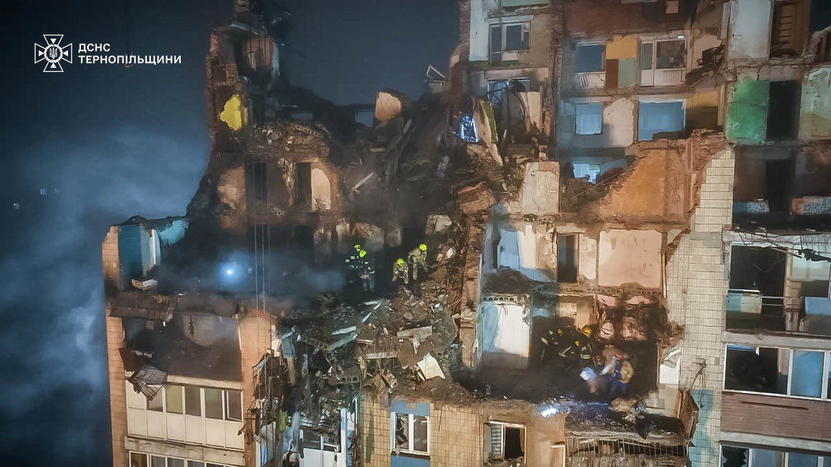 28 загиблих: у Тернополі триває розбір завалів після ворожого удару
