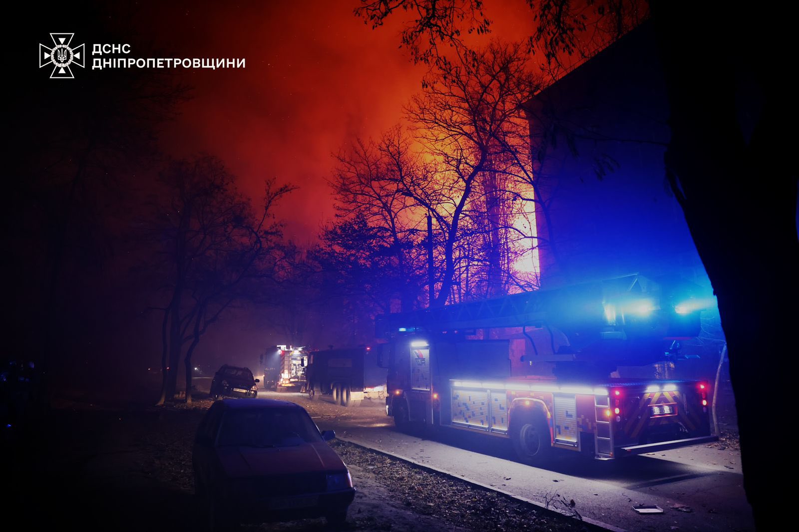Ворог атакував Дніпро та Дніпропетровську область дронами: виникли пожежі, понівечені будівлі 