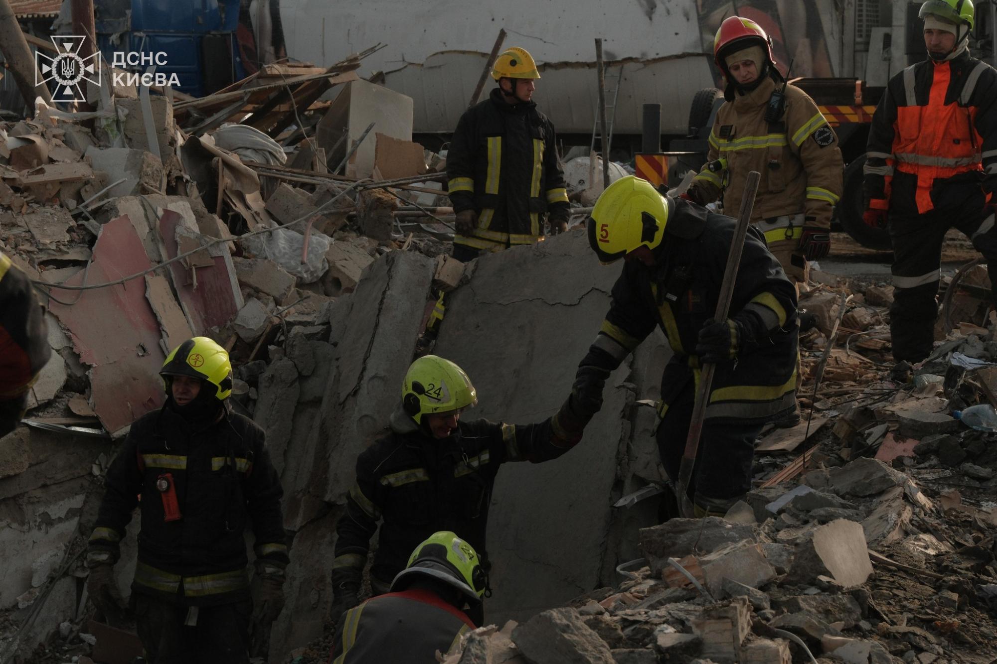 Кількість загиблих внаслідок російського удару по Києву зросла до семи