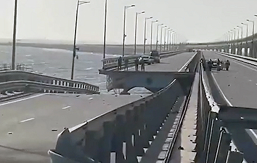 На це можна дивитись безперервно: в мережі поширюється яскраве відео наслідків вибуху на Кримському мосту