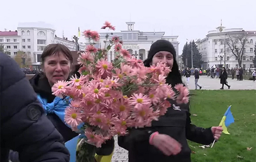 Люди бігли назустріч з квітами: ЗСУ показали, як заходили в Херсон. ВІДЕО