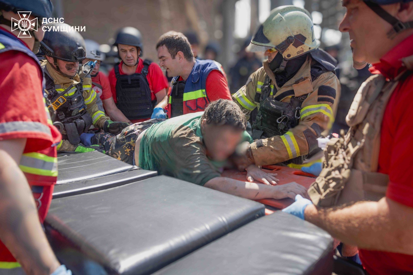 Окупанти вдарили КАБами по цивільному об’єкту на Сумщині: є поранені. ФОТО