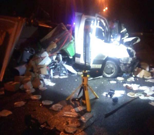 На Рівненщині зіткнулися вантажівка і мікроавтобус: один водій загинув, інший – в реанімації