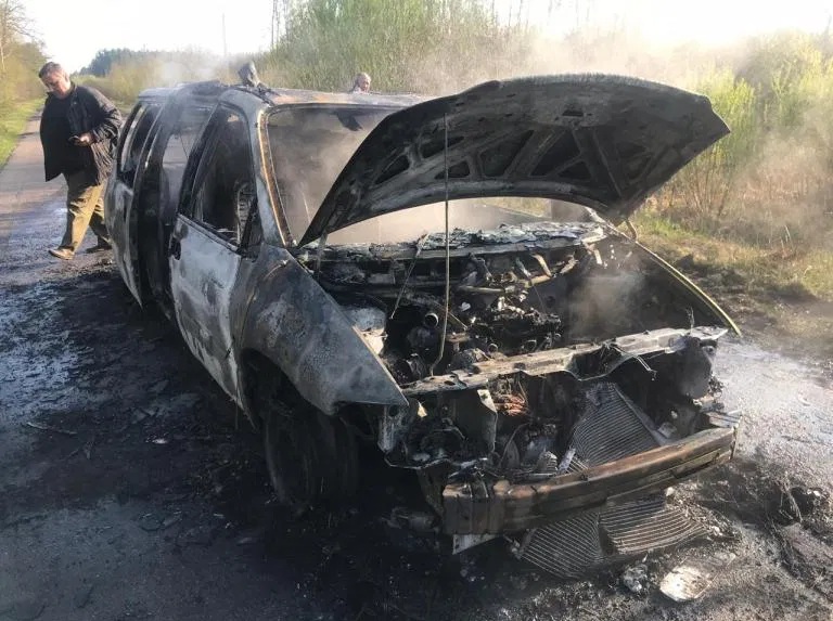 Волинянин спалив власну автівку з краденою деревиною, щоб знищити докази. ВІДЕО