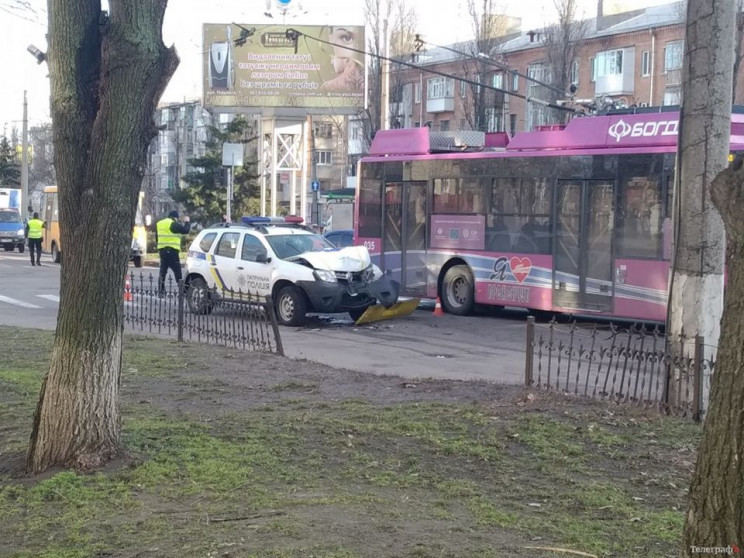 На Полтавщині патрульний поліцейський заснув за кермом і врізався у тролейбус