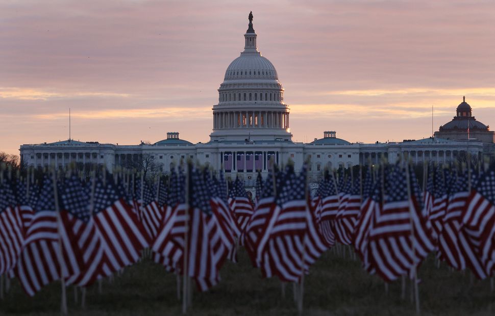 Інавгурація Байдена: у Вашингтоні встановили 200 тисяч прапорів на честь тих, хто не зможе приїхати. ФОТО