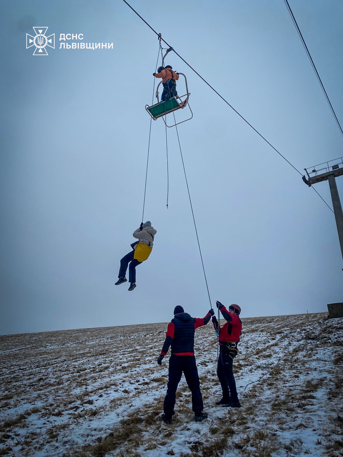 Рятувальники визволили людей, які застрягли на підйомнику на горі Захар Беркут