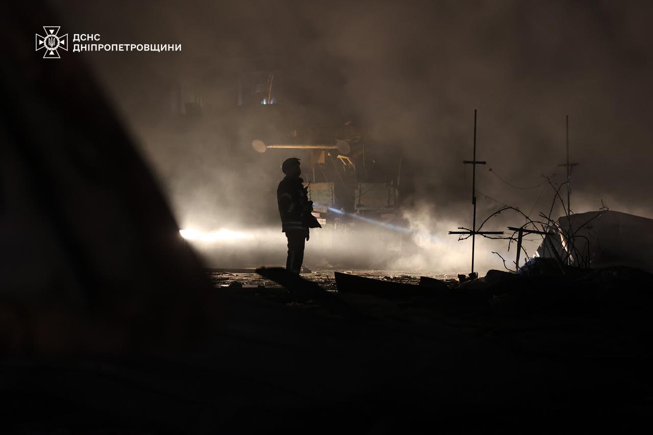 Ворог атакував Дніпро та область: рятувальники ліквідували наслідки масованої нічної атаки
