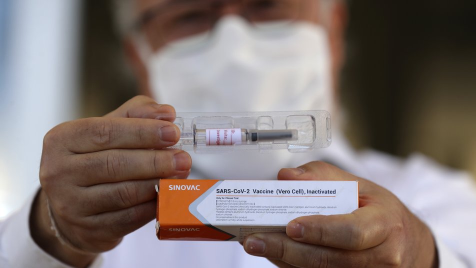 Випробування китайської вакцини від коронавірусу несподівано зупинили через "серйозну несприятливу подію"