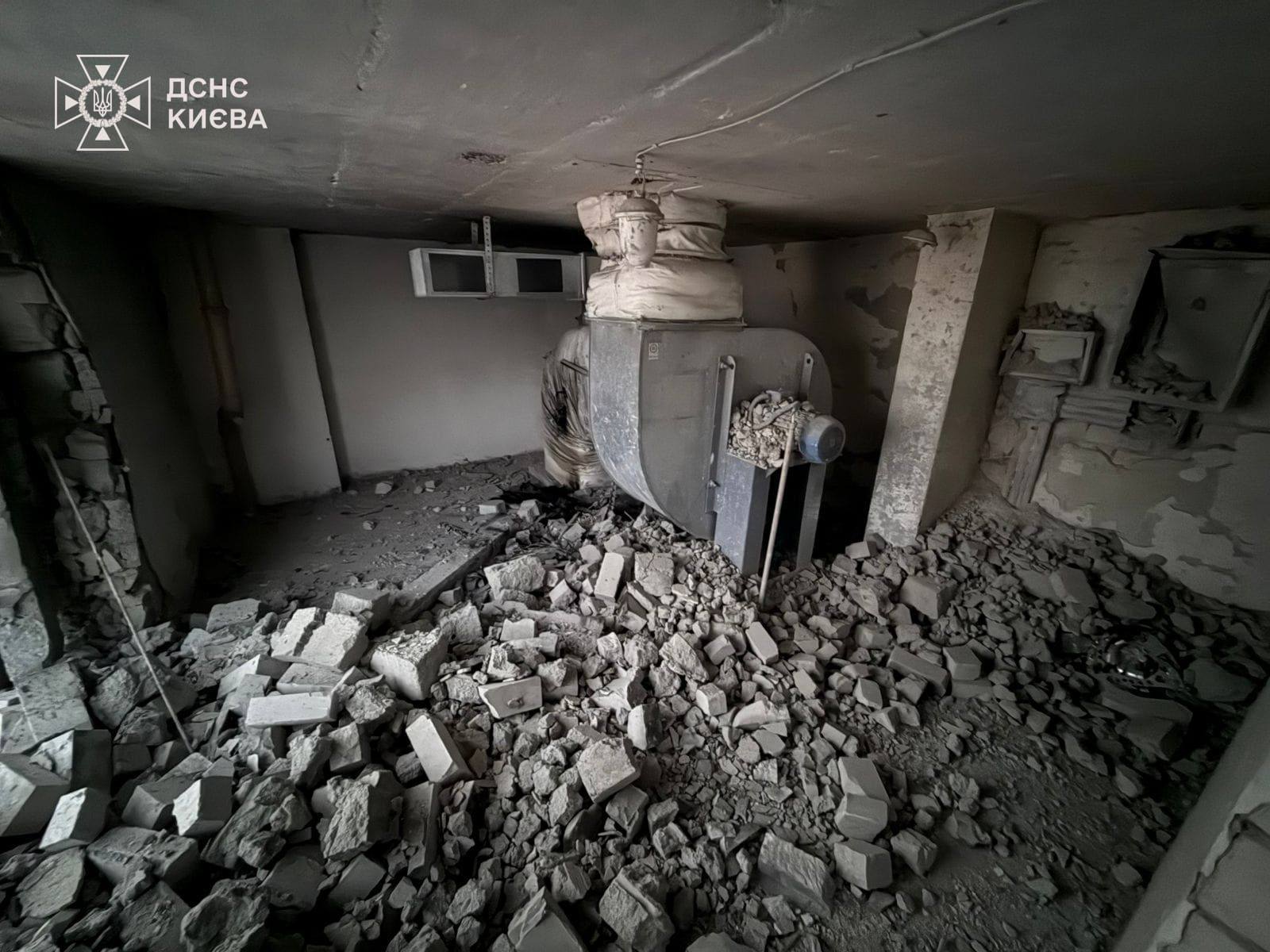 У Соломʼянському районі Києва уламки дрона впали на житловий будинок