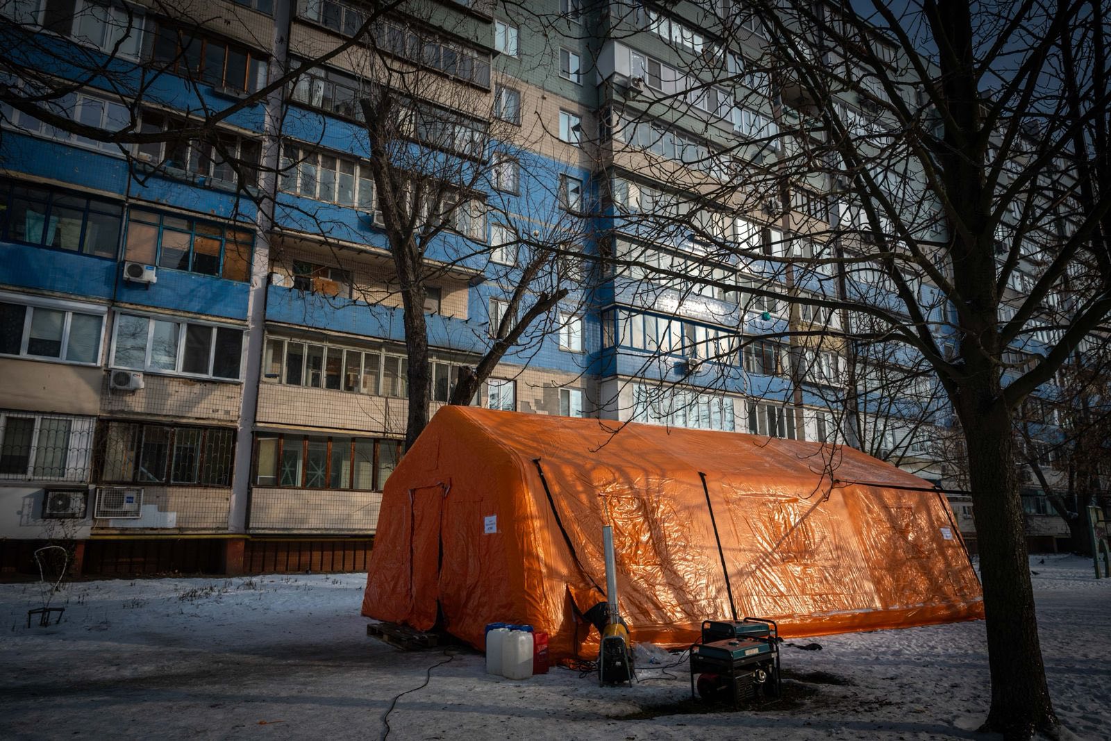 Кабмін взяв на контроль ситуацію з супермаркетами в Києві й пообіцяв розгортання додаткових пунктів незламності 