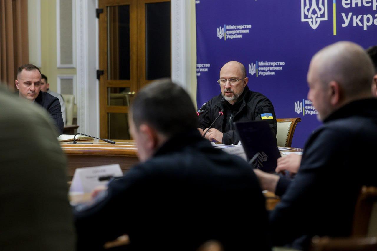 Шмигаль розповів про ліквідацію наслідків атаки: "Аналізуємо, яку кількість електроенергії можна додатково вивільнити"