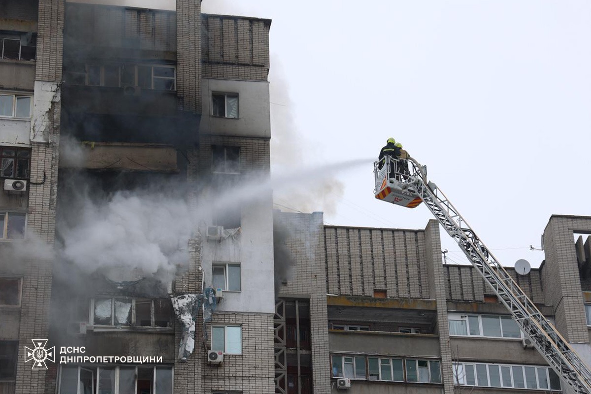 Росіяни завдали удару ворожими БпЛА по Дніпру: частково зруйнована житлова 16-поверхівка, є травмовані Росіяни завдали удару ворожими БпЛА по Дніпру: частково зруйнована житлова 16-поверхівка, є травмовані