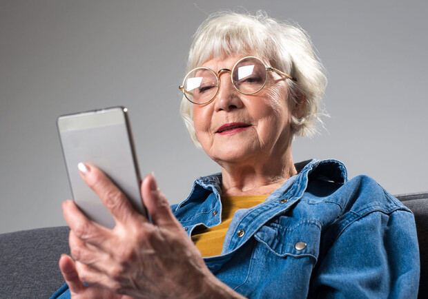 Здравствуйте, я ваша е-бабушка: зачем пенсионеру бесплатный смартфон от Зеленского