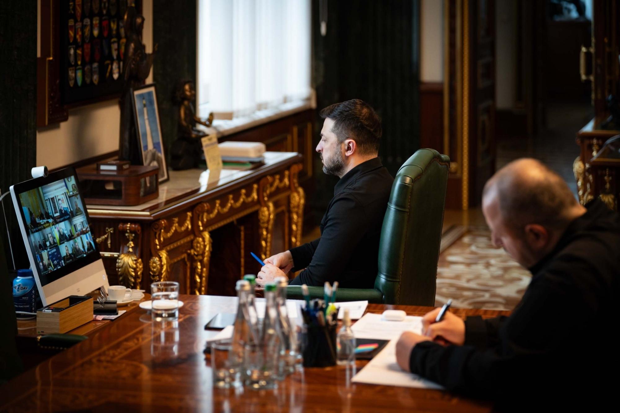 Станом на сьогоднішній ранок досі без опалення 926 будинків у кількох районах на лівому березі столиці, - Зеленський 