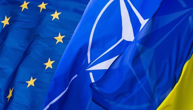 Соціологи зафіксували зниження підтримки українцями вступу до ЄС та НАТО