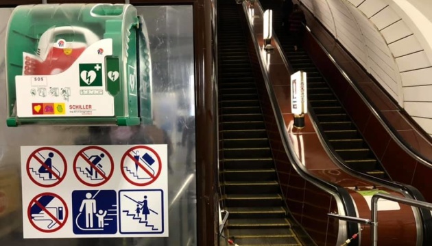 У київському метро за допомогою дефібрилятора врятували чоловіка