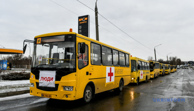 Окупанти зірвали евакуацію людей з Луганщини: обстріли не вщухають