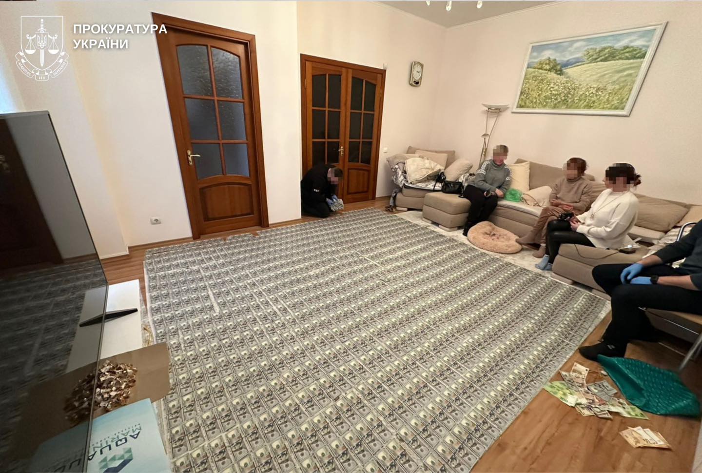 Майже мільйон гривень, сотні тисяч доларів і ювелірка: у Вінниці лікарки викриті на незаконному оформленні інвалідності