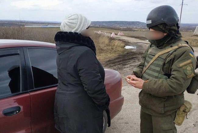 Мешканку Луганщини затримано на блокпості в зоні ООС за підозрою у співпраці з окупантами РФ