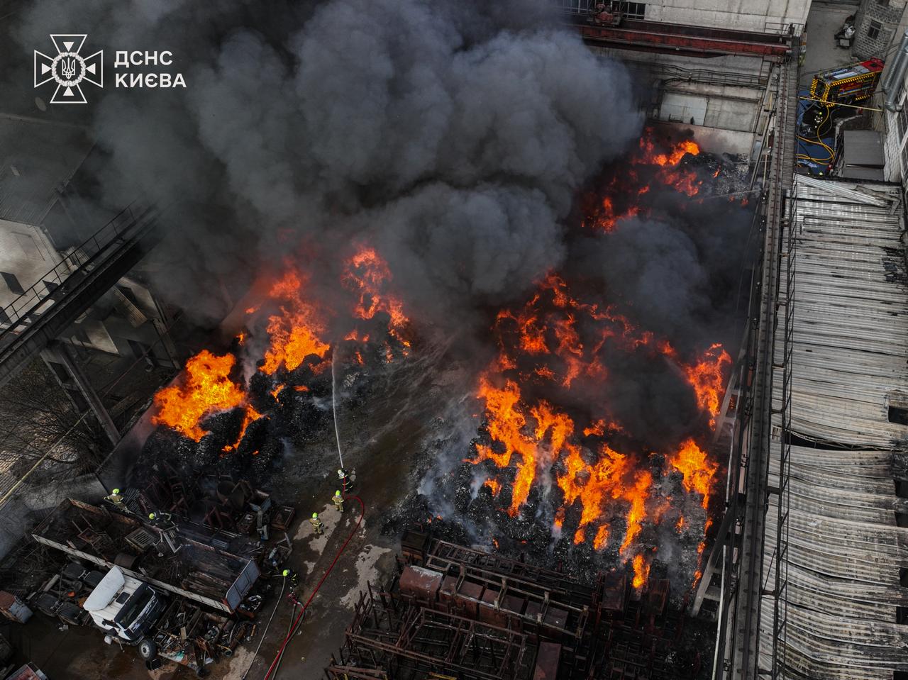 У Києві вирує масштабна пожежа: на місці працюють 83 вогнеборці та 24 одиниці техніки У Києві вирує масштабна пожежа: на місці працюють 83 вогнеборці та 24 одиниці техніки