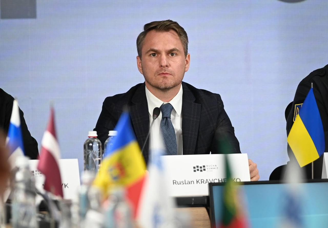 Генпрокурор Кравченко виїхав за кордон: каже, що перебуває у відрядженні