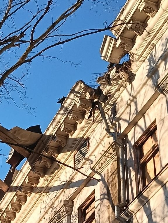 Цілеспрямований геноцид мистецтва: росіяни пошкодили театр імені Миколи Куліша у Херсоні 