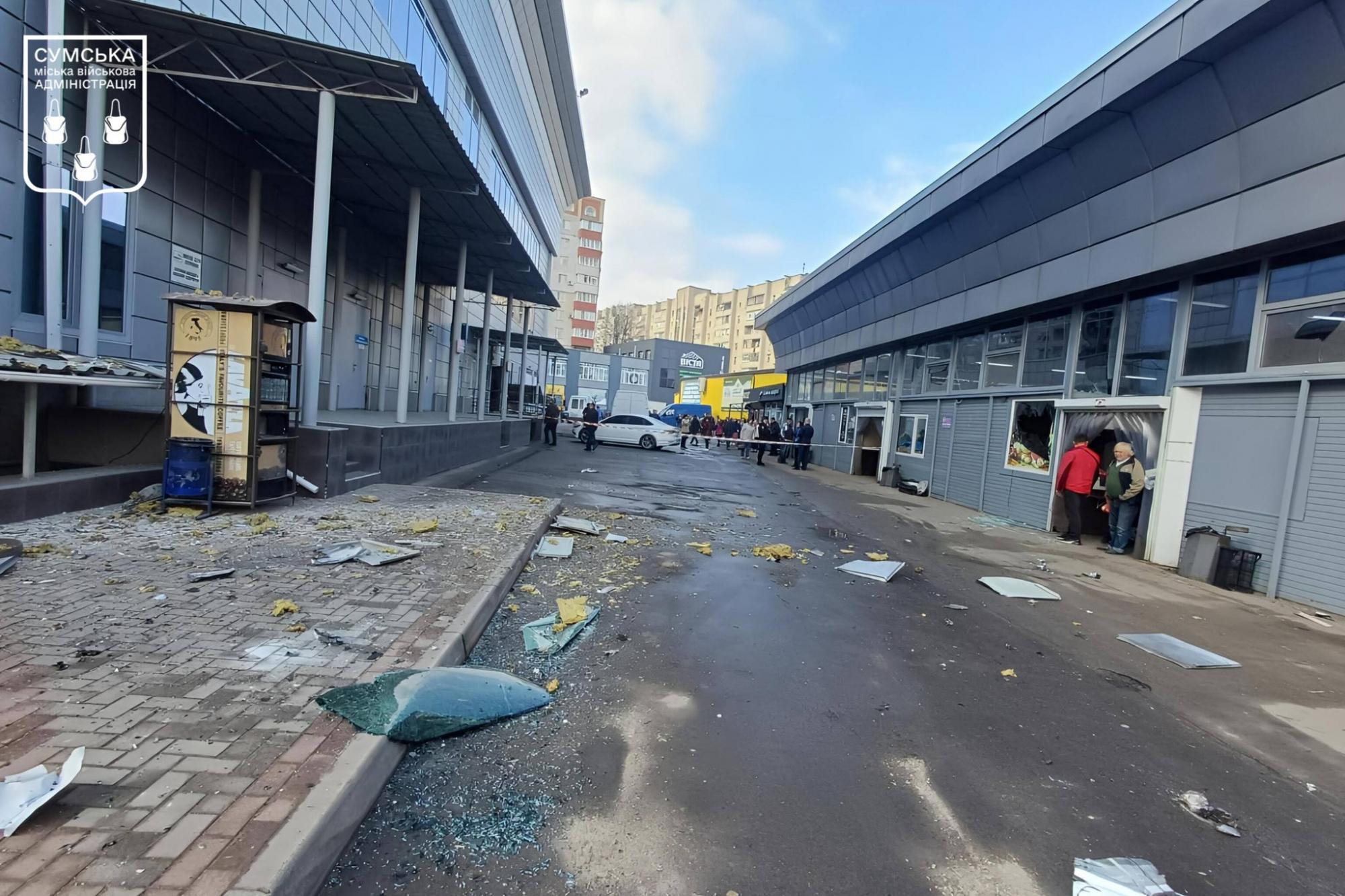 Безпілотників поцілив у ТРЦ у центрі Сум
