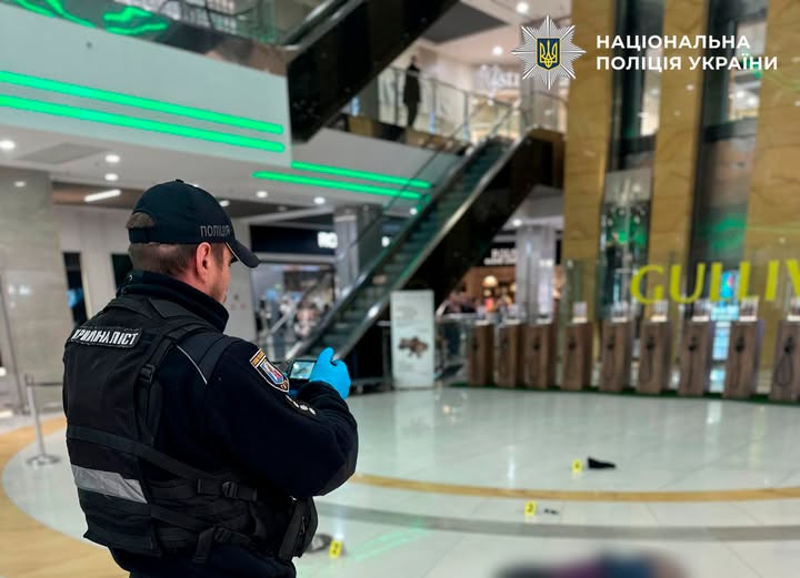 У Києві в ТРЦ у центрі міста чоловік упав з п’ятого поверху та загинув – поліція У Києві в ТРЦ у центрі міста чоловік упав з п’ятого поверху та загинув – поліція
