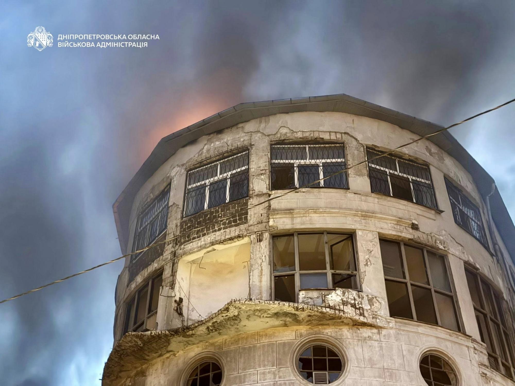 Росіяни атакували Дніпро: пошкоджена  житлова новобудова та адміністративна будівля, є поранені 
