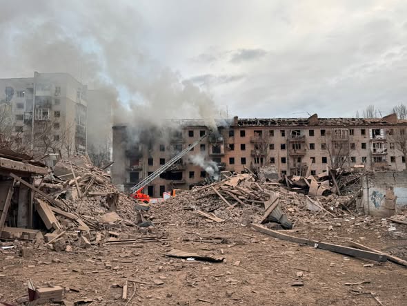 Рашисти вдарили авіабомбою ФАБ-1500 по центральній частині Словʼянська