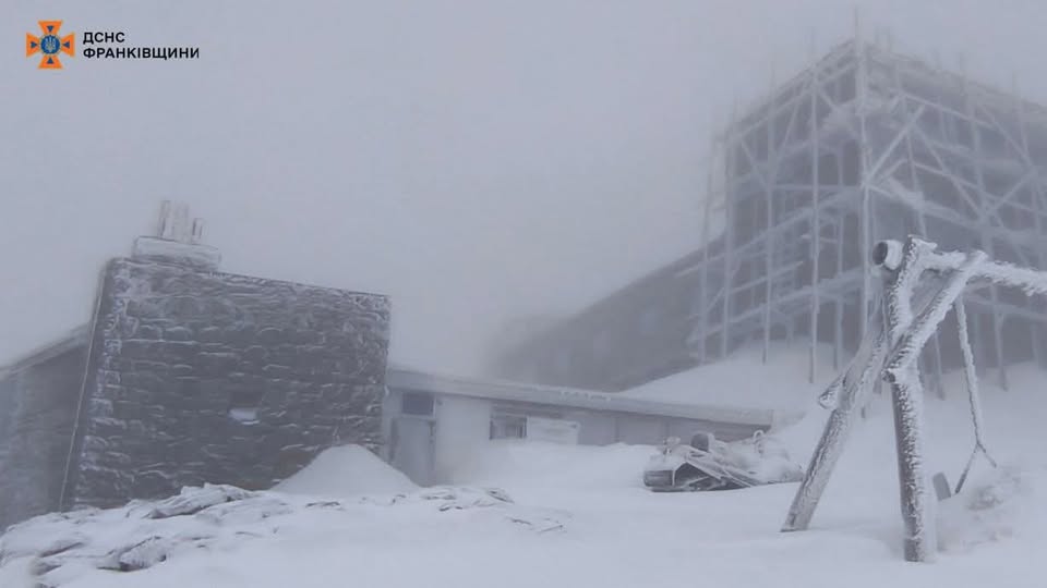 Квітень, а в Карпатах – справжня зима: на вершині Піп Іван падає сніг, а температура опустилась до -8, – ДСНС