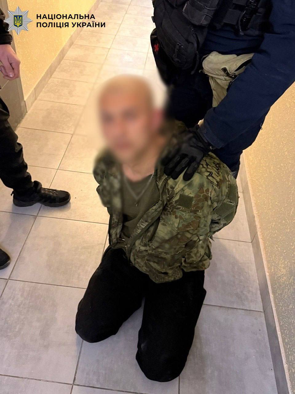 Ходив із автоматом по житловому комплексу: поліцейські Києва затримали 37-річного чоловіка