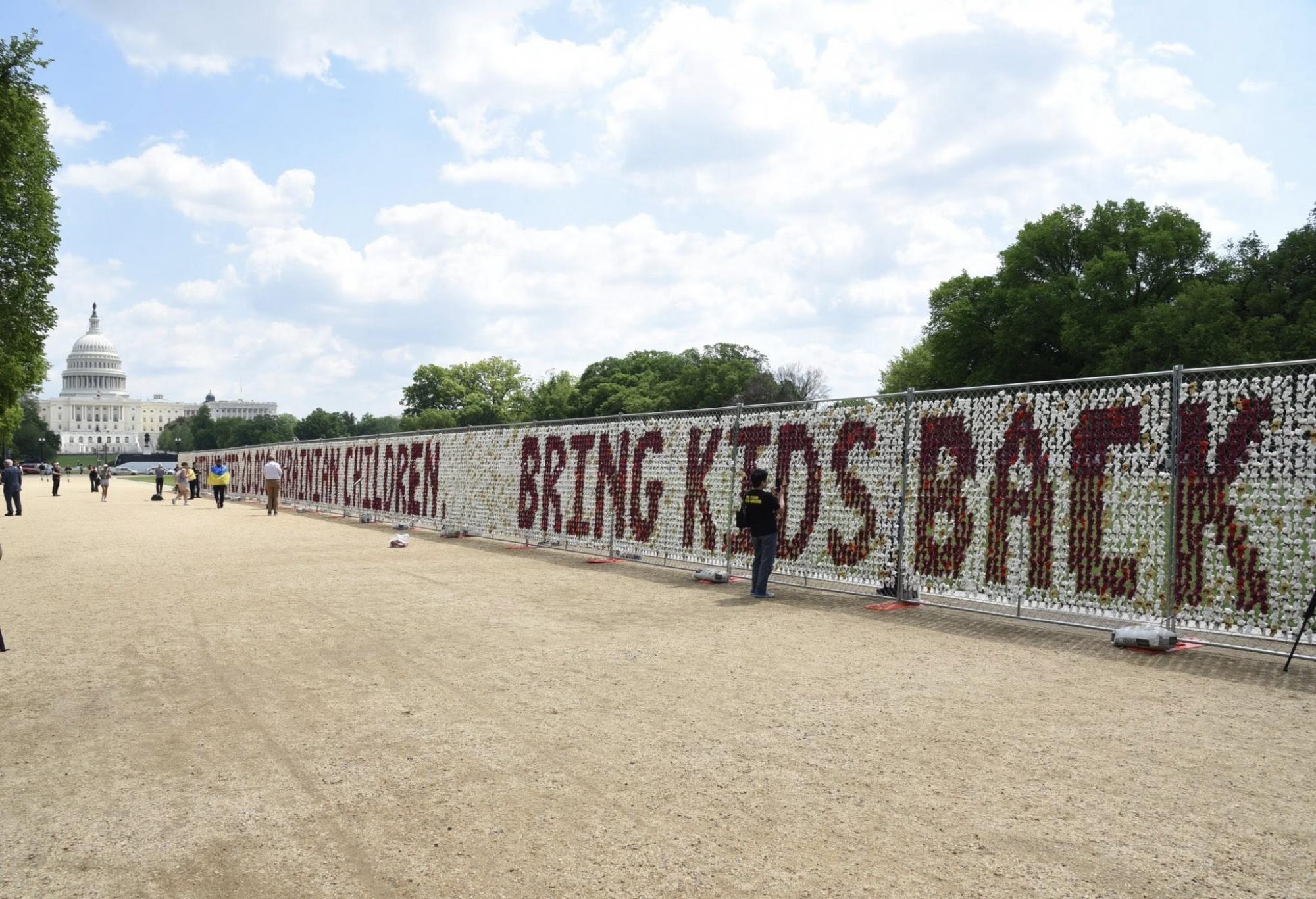 У центрі Вашингтона встановили 20 тисяч плюшевих ведмедиків, нагадуючи про українських дітей, яких викрала РФ