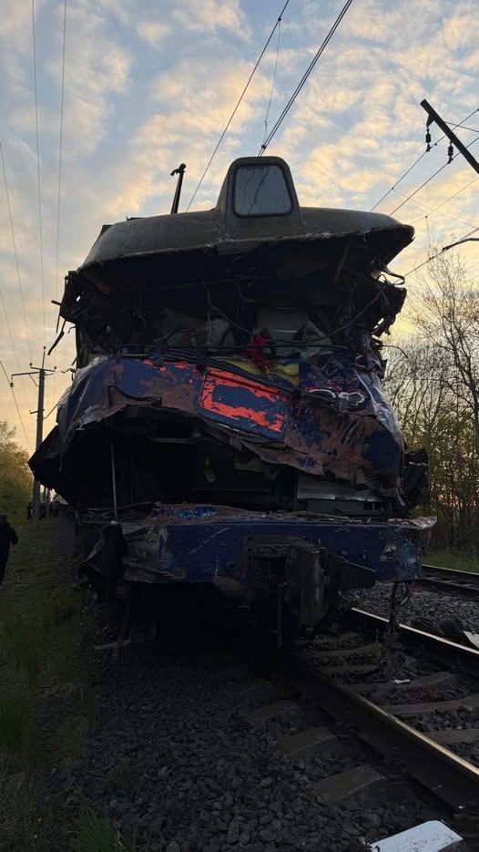 На Львівщині водій автокрана виїхав на переїзд і зіткнувся з поїздом. Машиніст загинув на місці, – Укрзалізниця 