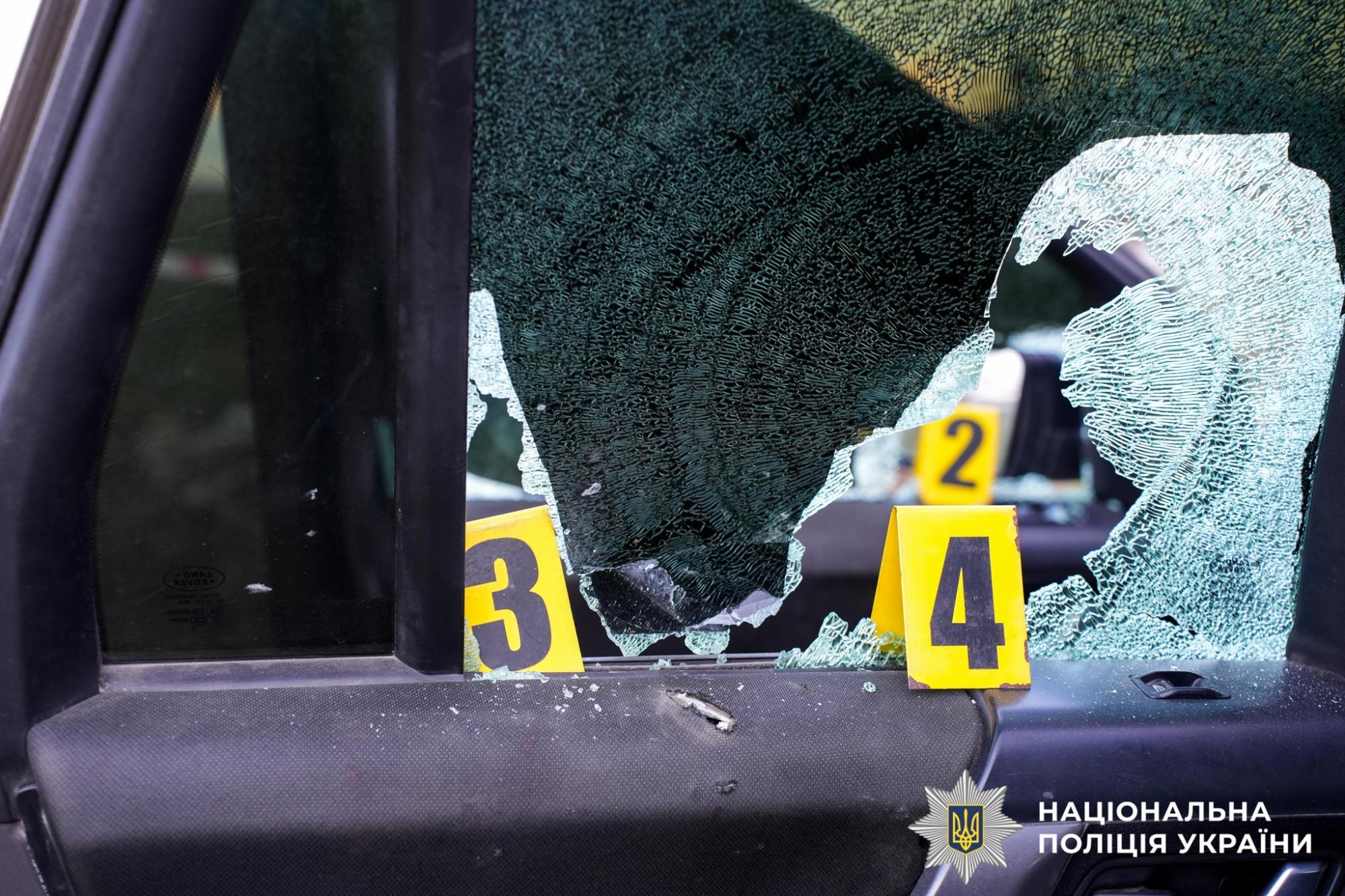 На Рівненщині поліцейські розшукують чоловіка, який відкрив вогонь по групі оповіщення військових та правоохоронцю