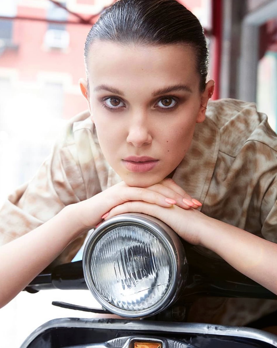 Зірка "Дивних див" Міллі Боббі Браун звинуватила колегу Девіда Гарбора у домаганнях і цькуванні