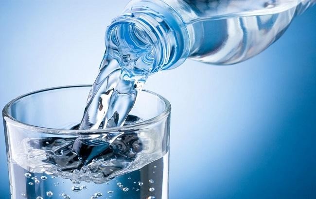 Чому вода – найкращий напій під час сильної спеки і чи справді кава зневоднює організм