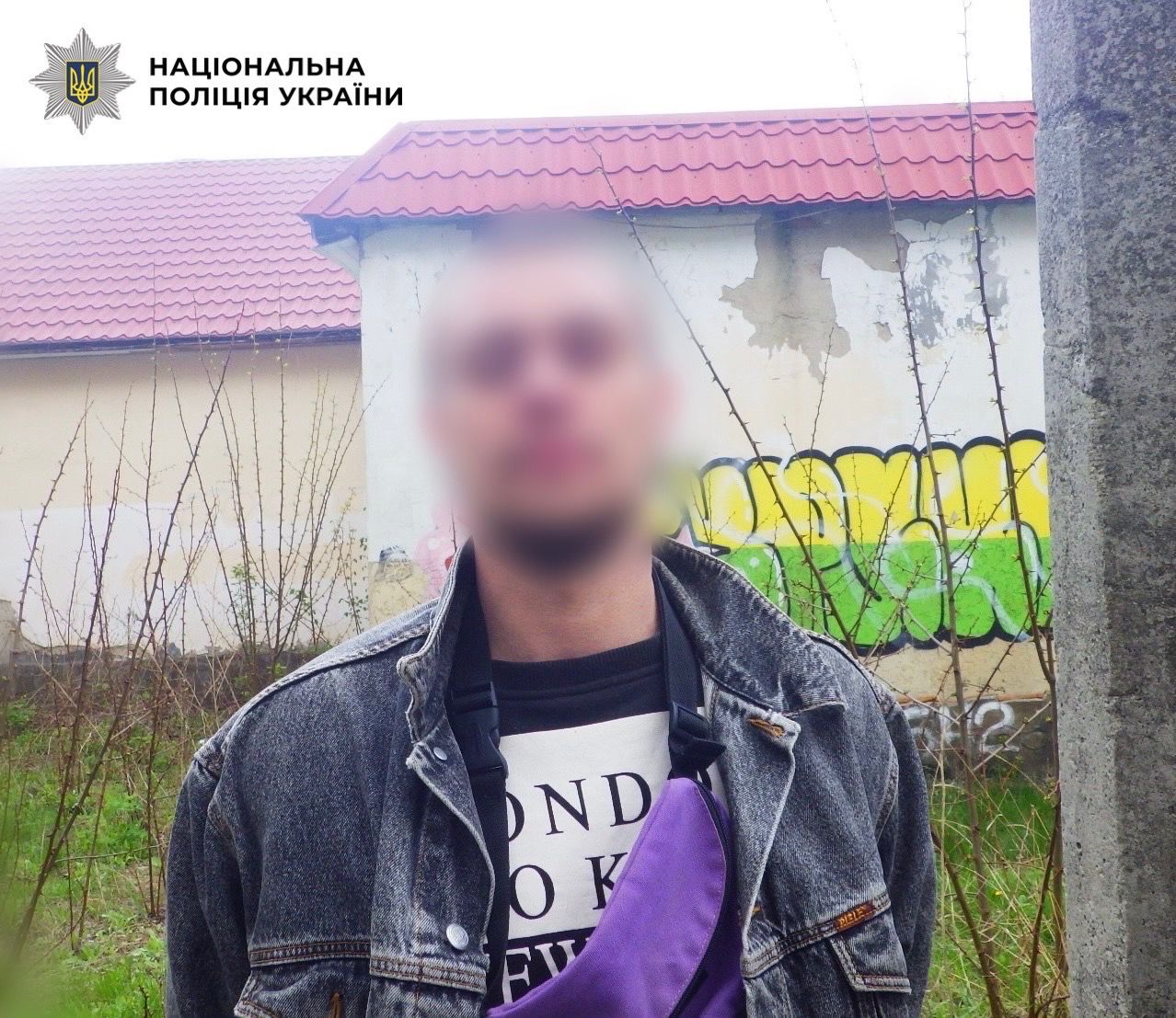 У Києві чоловік напідпитку гуляв на вулиці із пістолетом та направляв його на перехожих