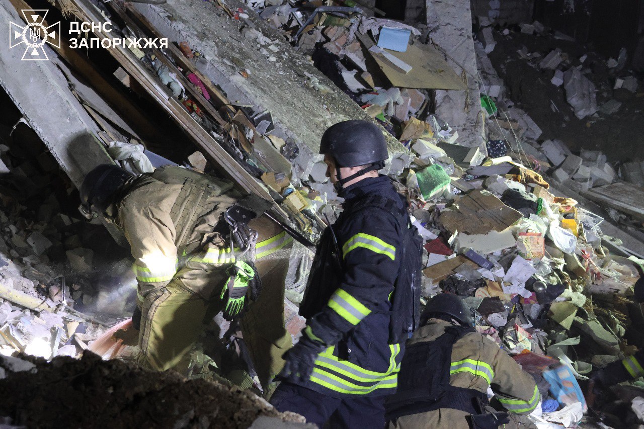 Під завалами гуртожитку в Запоріжжі знайшли тіла двох загиблих. ВІДЕО
