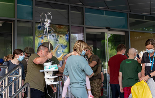 "Лікар своїм тілом закрив важкохвору дитину": медик з "Охматдиту" розповів, що відбувалося в лікарні під час ракетного удару