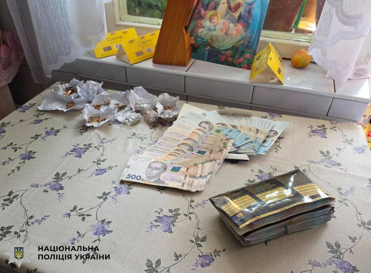 У Києві 70-річна жінка загубила в автобусі сумку з прикрасами та мільйоном гривень: правоохоронці знайшли та повернули У Києві 70-річна жінка загубила в автобусі сумку з прикрасами та мільйоном гривень: правоохоронці знайшли та повернули