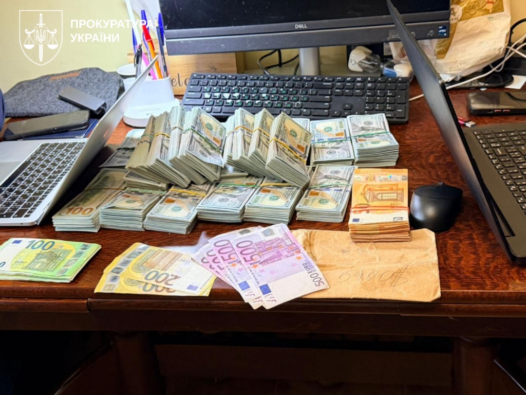Під час обшуків у топ посадовців Нацполіції вилучено елітний автопарк, швейцарські годинники та готівку на суму понад 22,6 млн грн